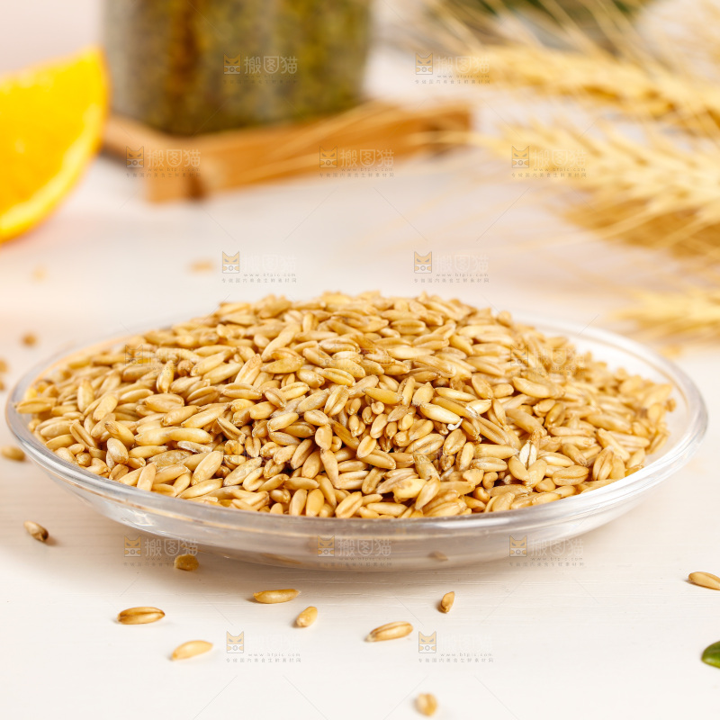 白底上放着一盘燕麦仁