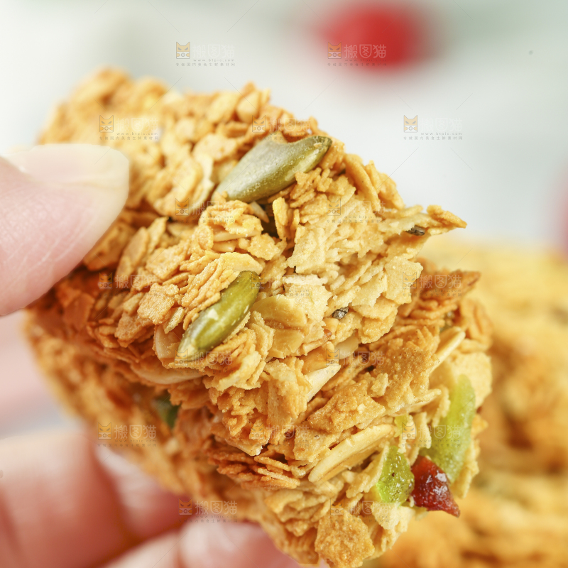 手里拿着燕麦饼干