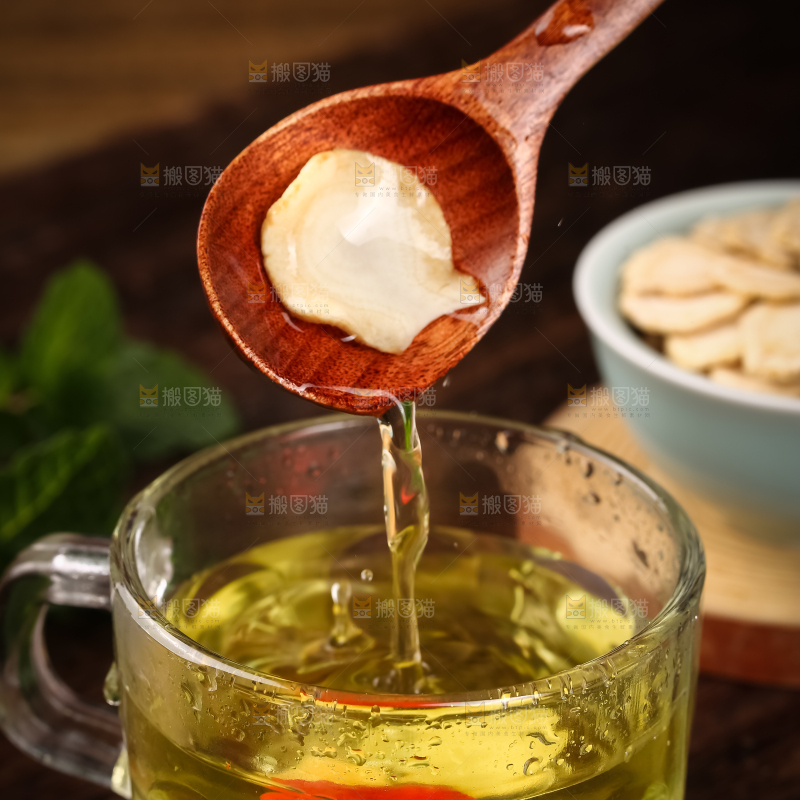 木底上一杯西洋参茶