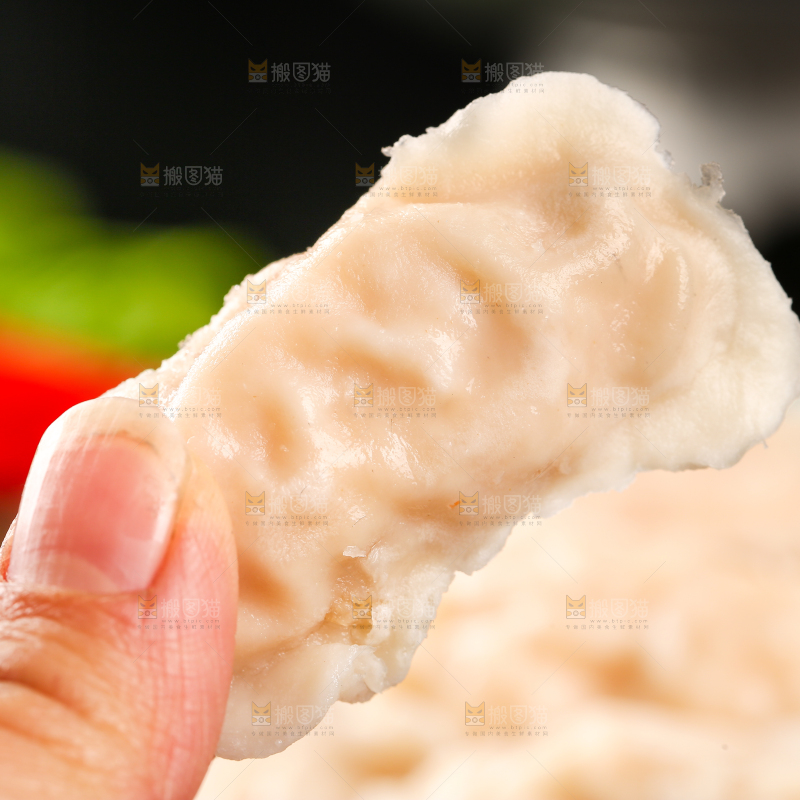 手里拿着霞迷饺