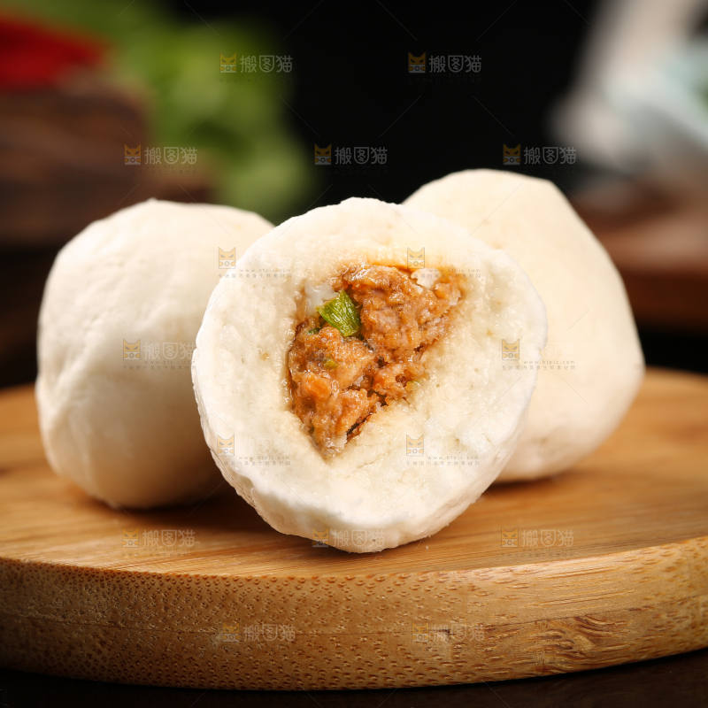 木板上放着包心鱼丸