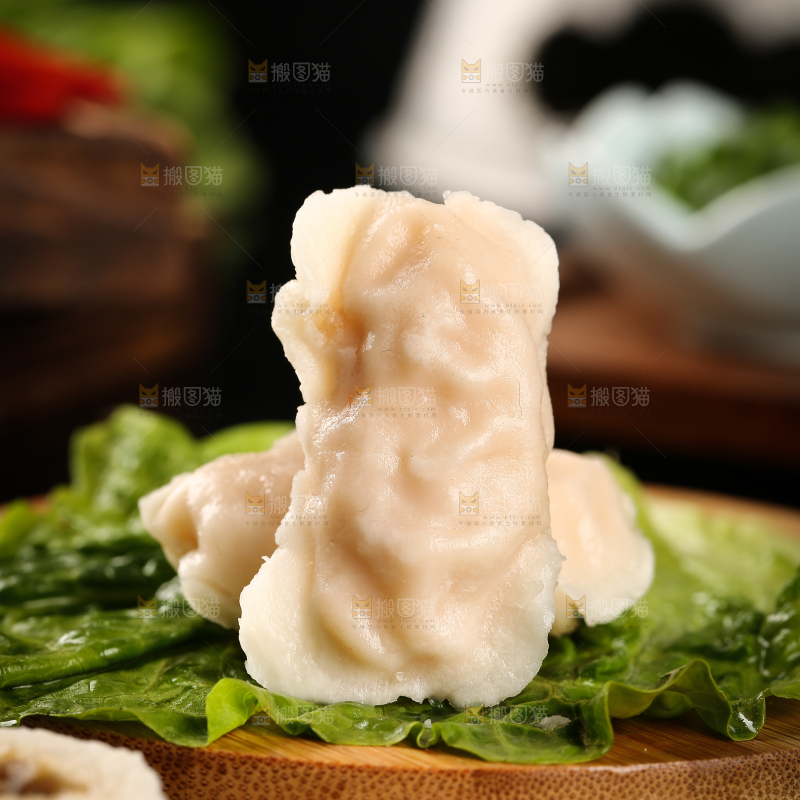菜叶上摆放着火锅虾饺