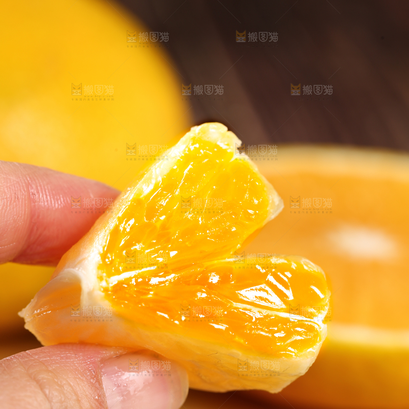 手里拿着桔柚果肉