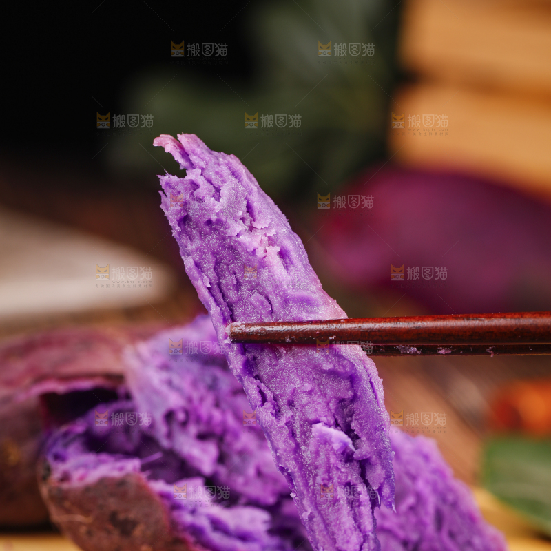 筷子上夹着紫薯