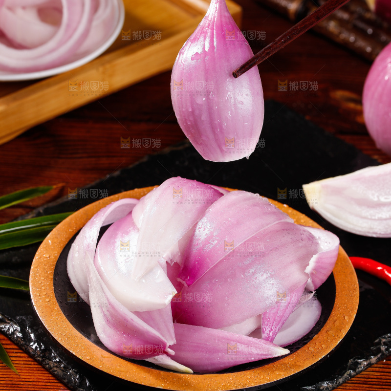 筷子上夹着紫皮洋葱