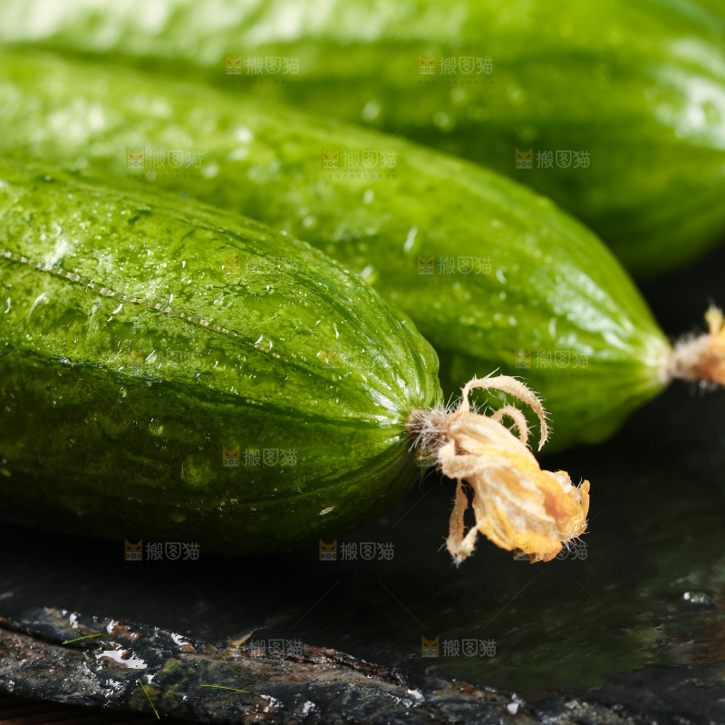 黑石板上摆放着水果小黄瓜