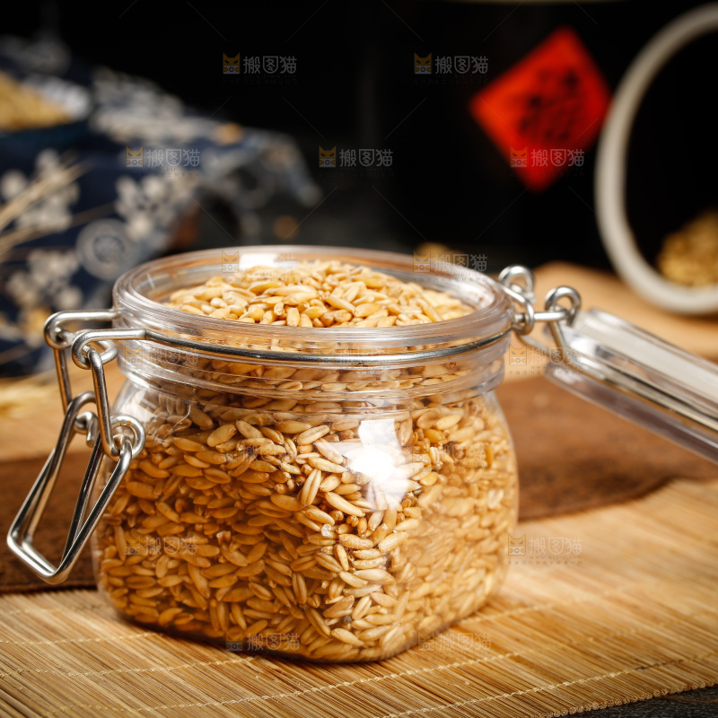 瓶子里装着麦仁米