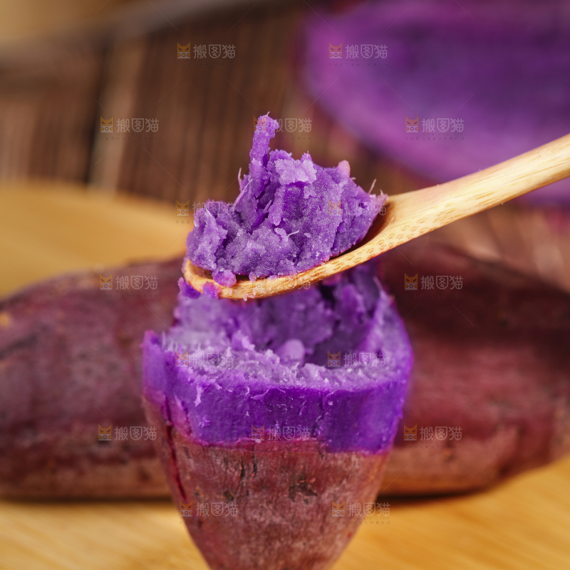 勺子上舀着紫薯泥
