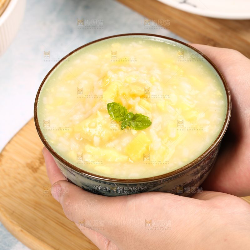 勺子上舀着板栗红薯粥