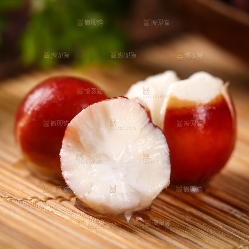竹底上半开的芡实