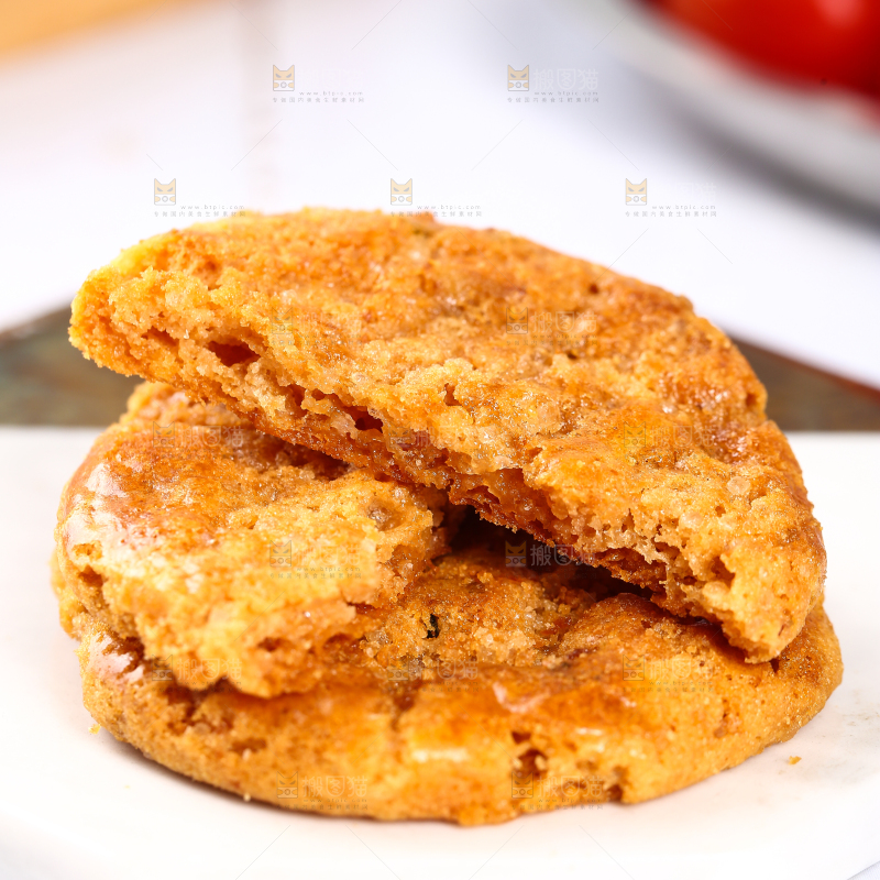 石垫上摆放着鸡仔饼
