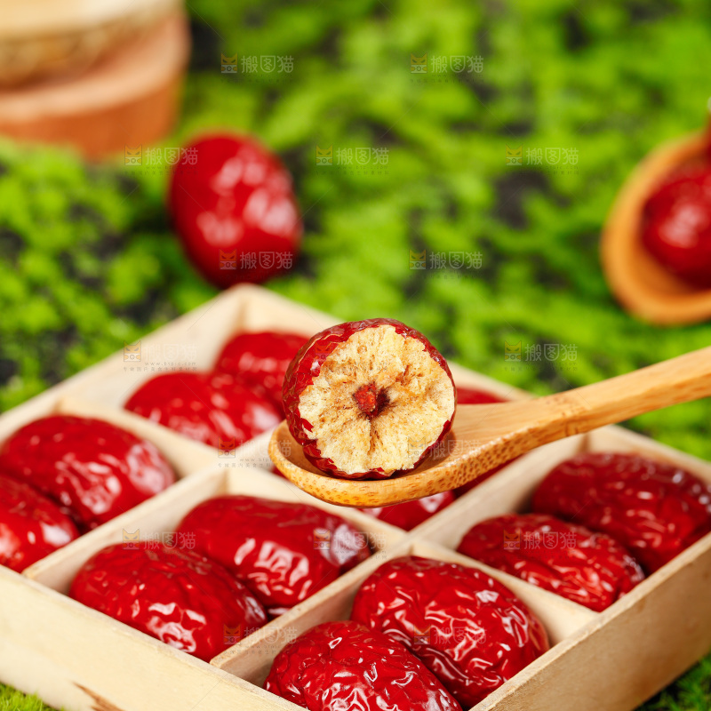 盒子里摆放着红枣