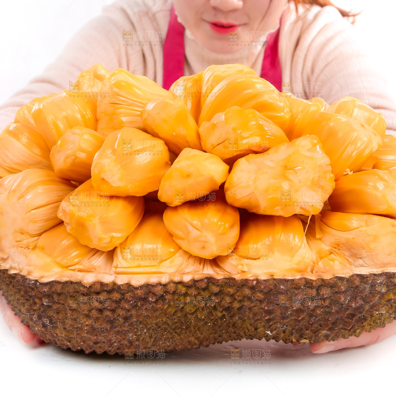 手里捧着泰国红肉菠萝蜜