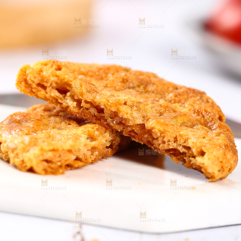 石垫上摆放着鸡仔饼