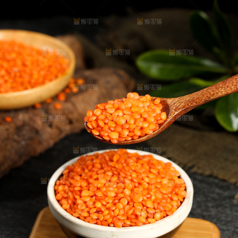 勺子里舀着小扁豆