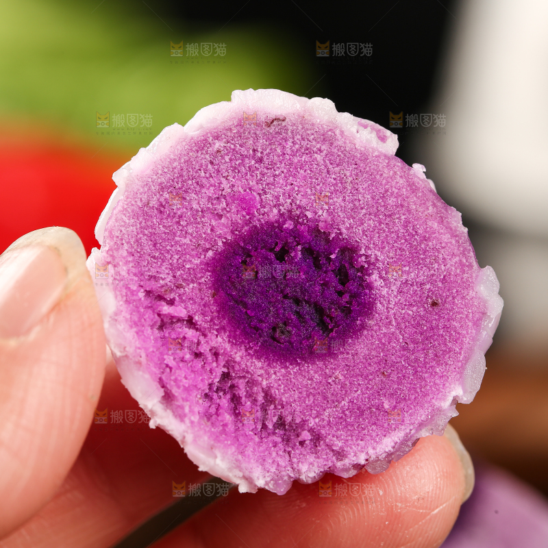 手里拿着紫薯丸子