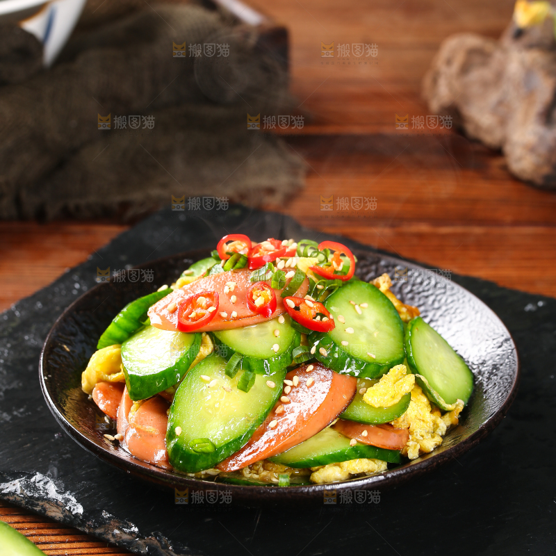 一盘黄瓜火腿肠炒鸡蛋