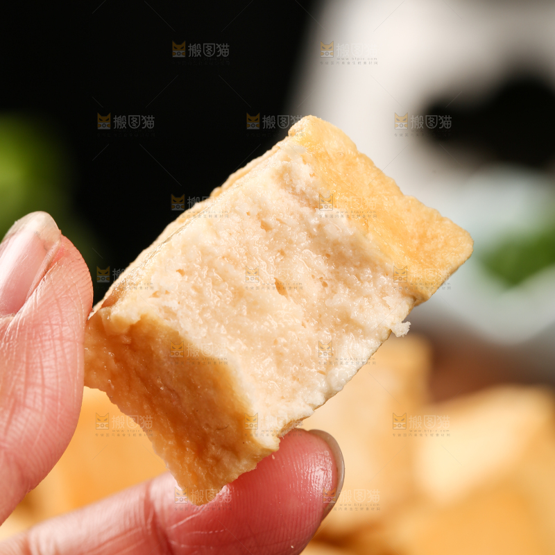 手里拿着Q鱼板