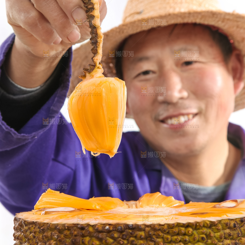 手里拿着菠萝蜜果肉