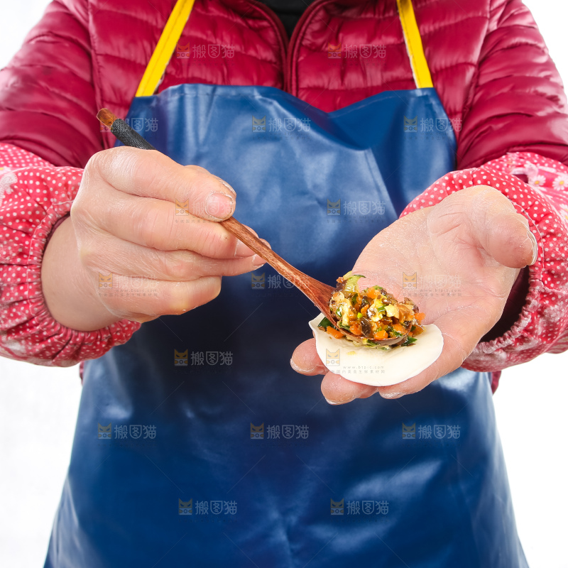 手里包着三鲜饺子