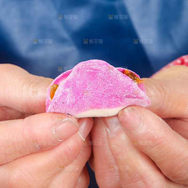 手里包着饺子