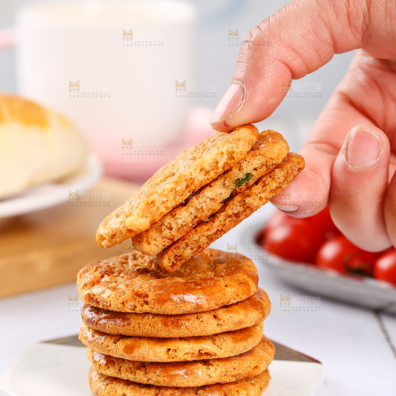 手里拿着鸡仔饼