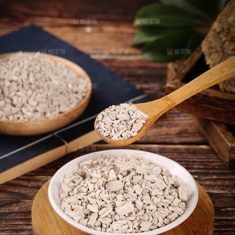 勺子上舀着野生葛根粉
