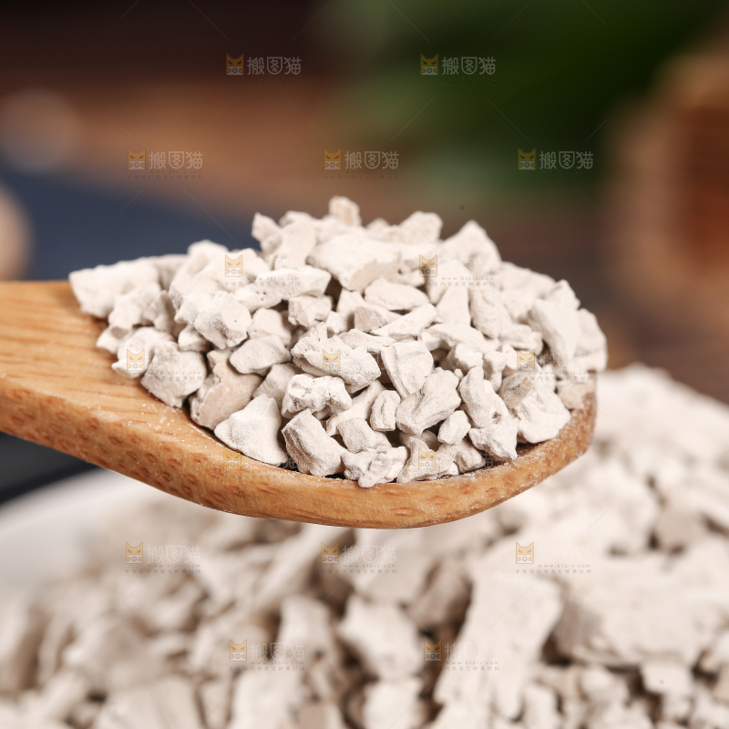 勺子上舀着野生葛根粉