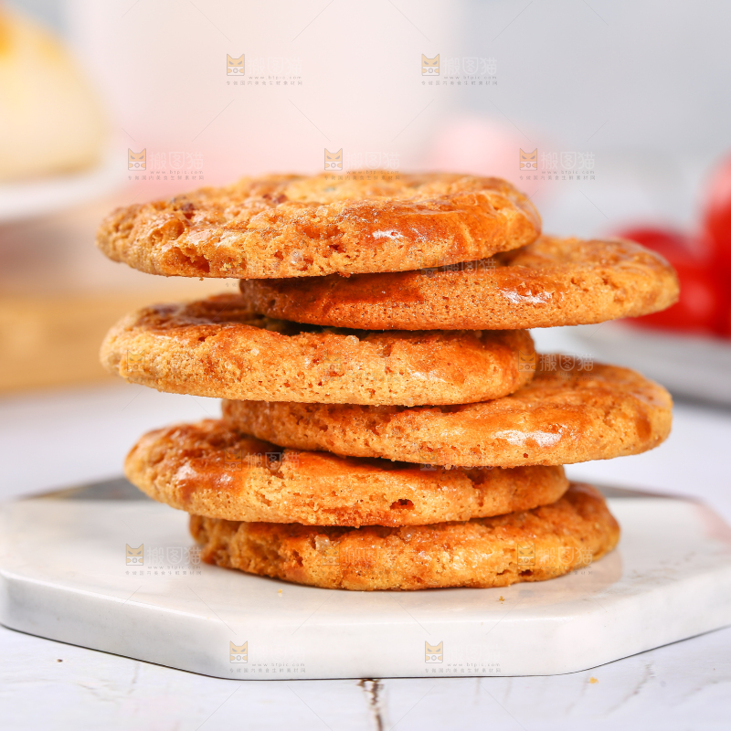 石垫上摆放着鸡仔饼