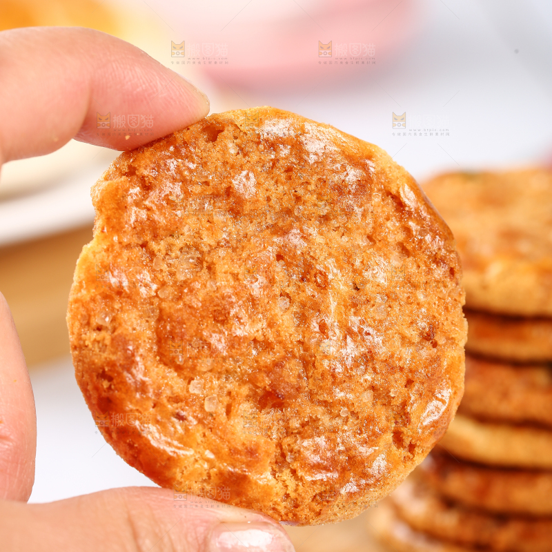 手里拿着鸡仔饼