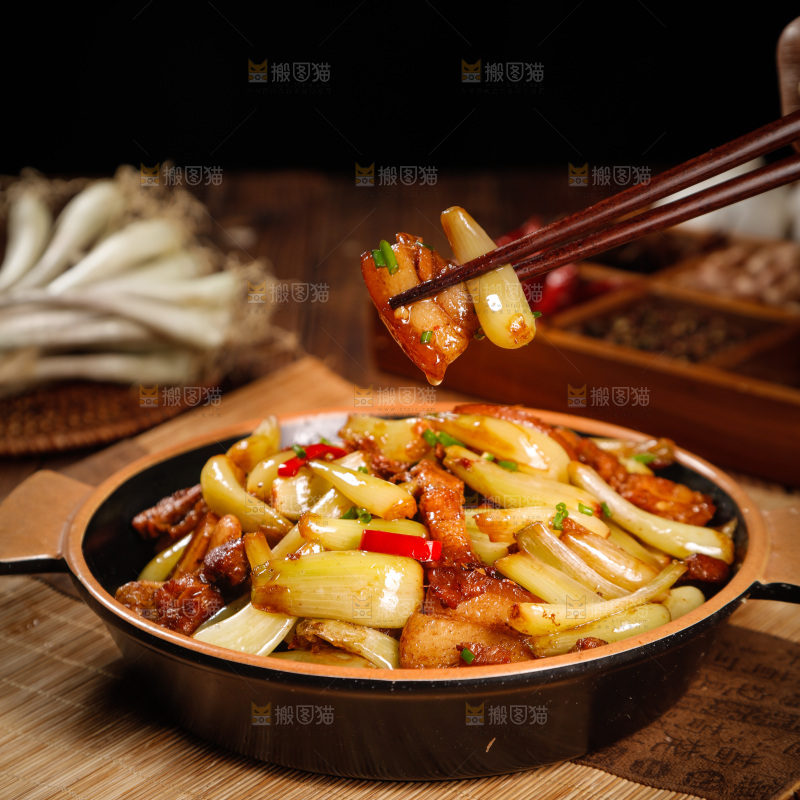 筷子上夹着藠头烧肉