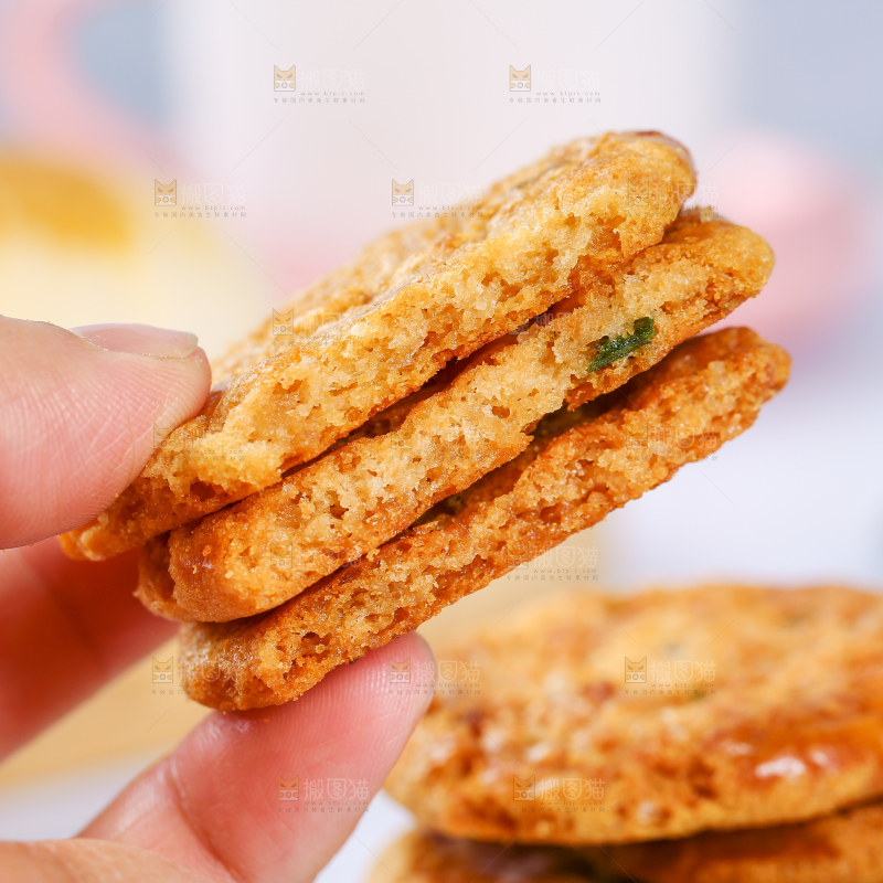 手里拿着鸡仔饼