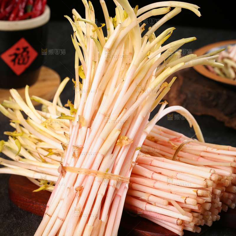 一堆折耳根嫩芽