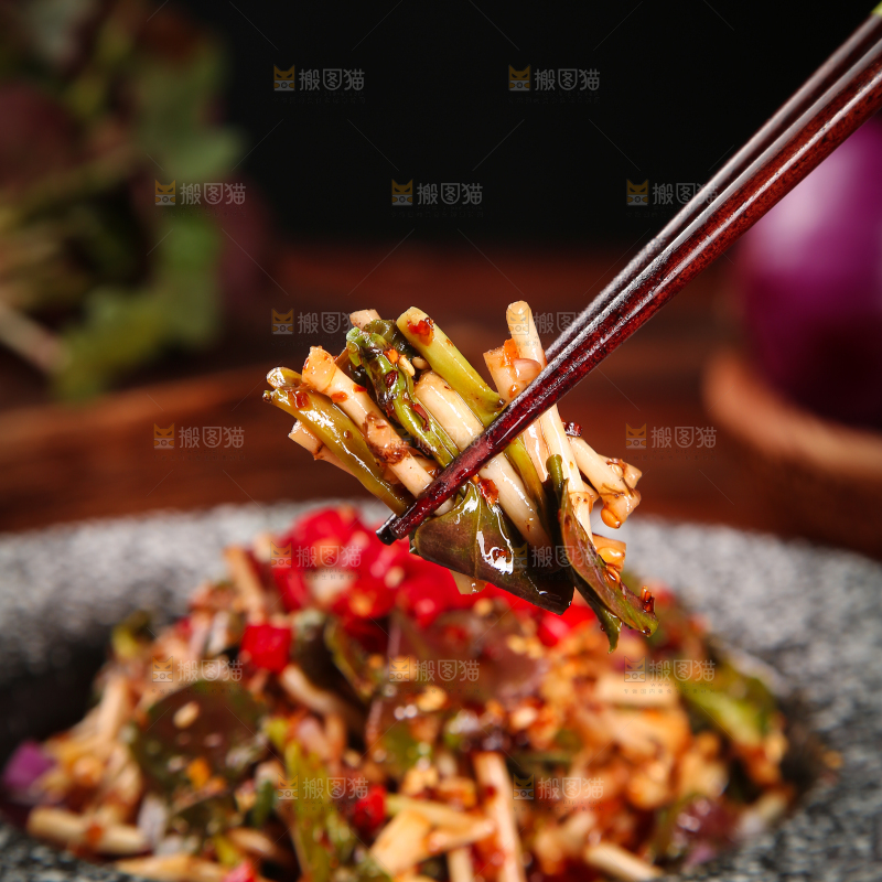 筷子上夹着鱼腥草