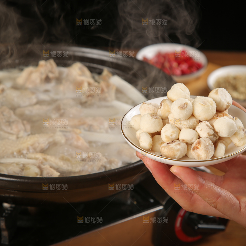 手里端着椰子鸡食材