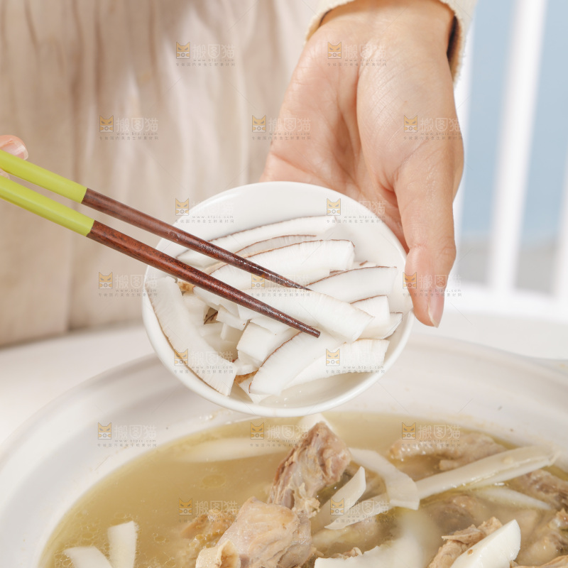 手里端着一碟椰肉