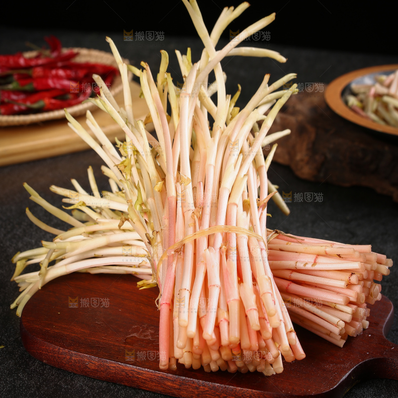 木板上放着鱼腥草嫩芽