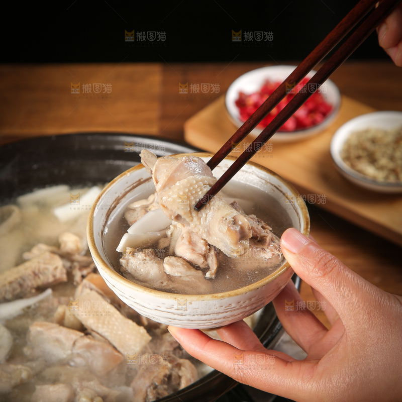 手里端着一碗椰子鸡汤