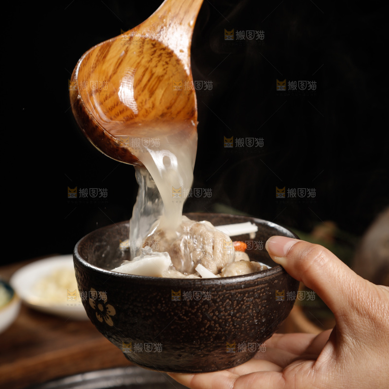 手里端着一碗椰子鸡汤