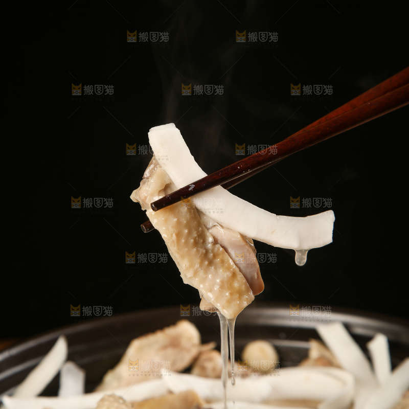 筷子上夹着椰子鸡