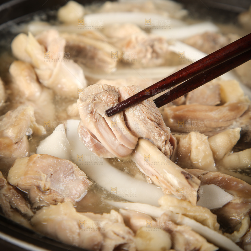 筷子上夹着鸡肉