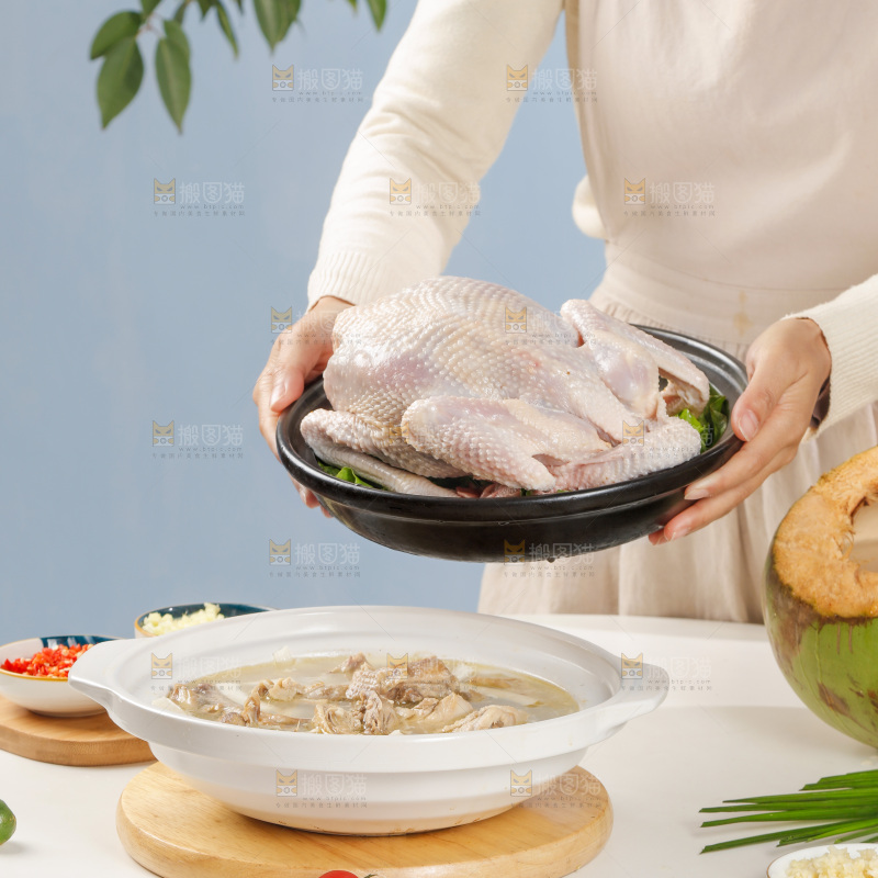 手里端着土鸡