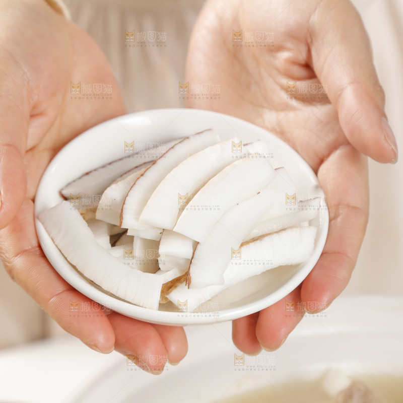 手里端着一碟椰肉