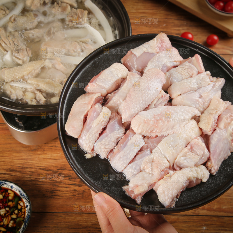 手里端着椰子鸡食材