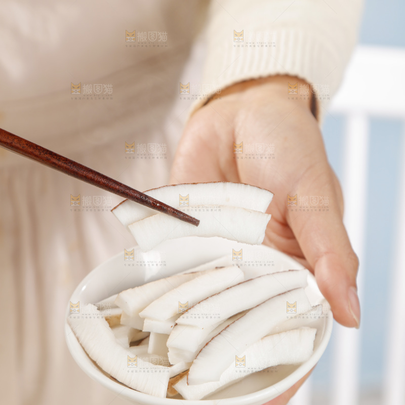 手里端着一碟椰肉