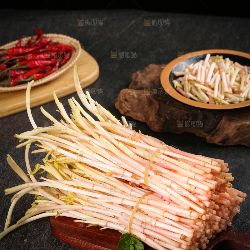 木板上放着鱼腥草嫩芽