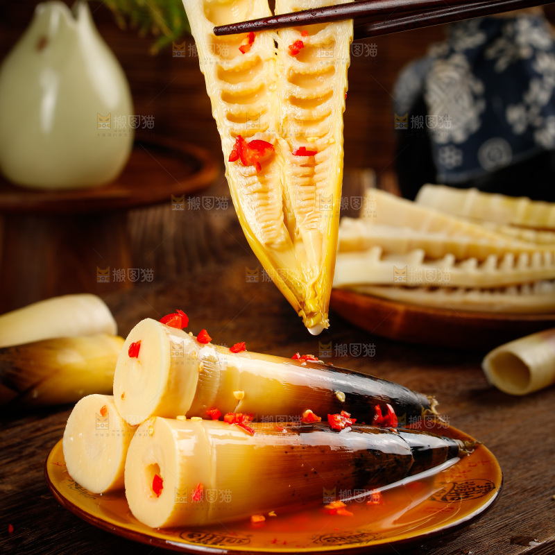 筷子上夹着香辣味手剥笋