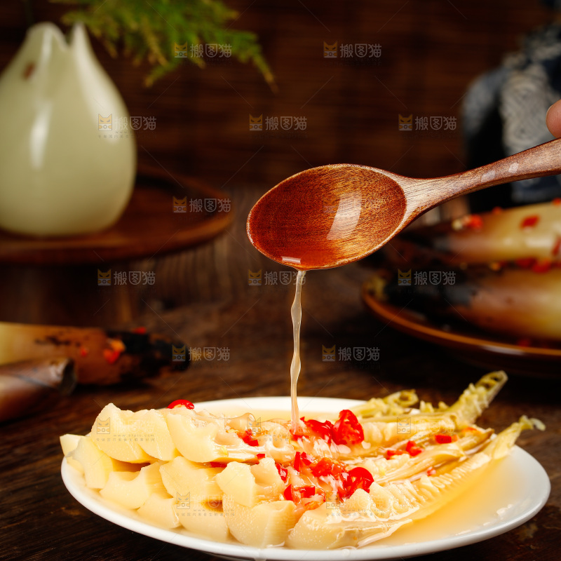 木底上放着一盘香辣手剥笋