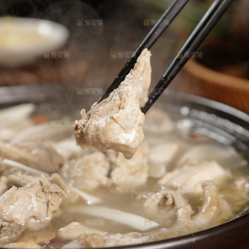 筷子上夹着鸡肉
