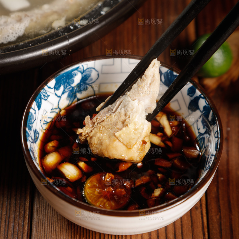 筷子上夹着鸡肉